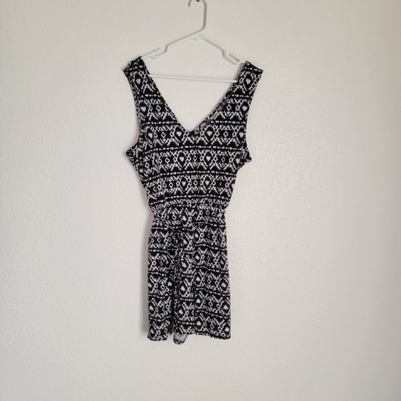 Wrapper Black and White Romper Geometric Pattern Sleeveless V Neck Matching Belt - Picture 14 of 16